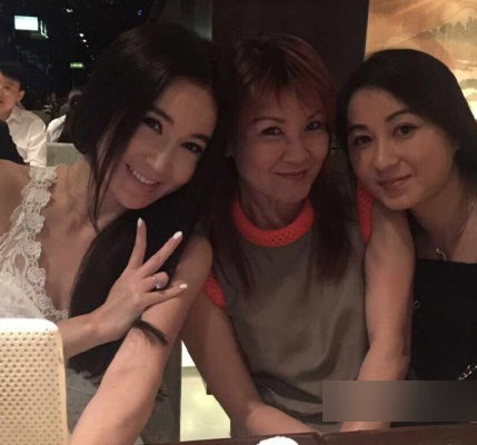 温碧霞与同窗似母女?正版同学聚会照曝光