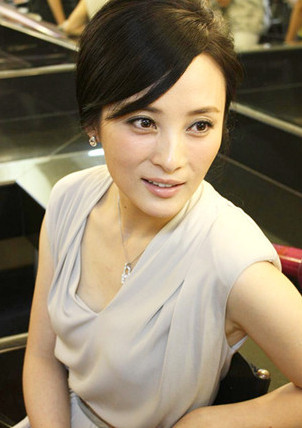 陆毅鲍蕾二胎女儿曝光 明星情侣校园情缘(组图)