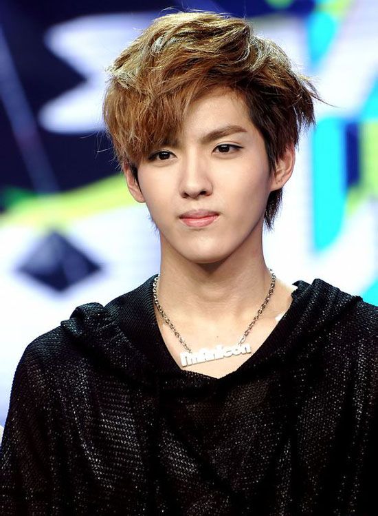 吴亦凡杀马特造型妖冶十足第一时间发微博称我带妹妹去看秀3