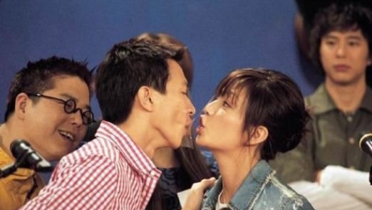 《还珠》珍藏级老照片曝光 赵薇与苏有朋当众亲吻