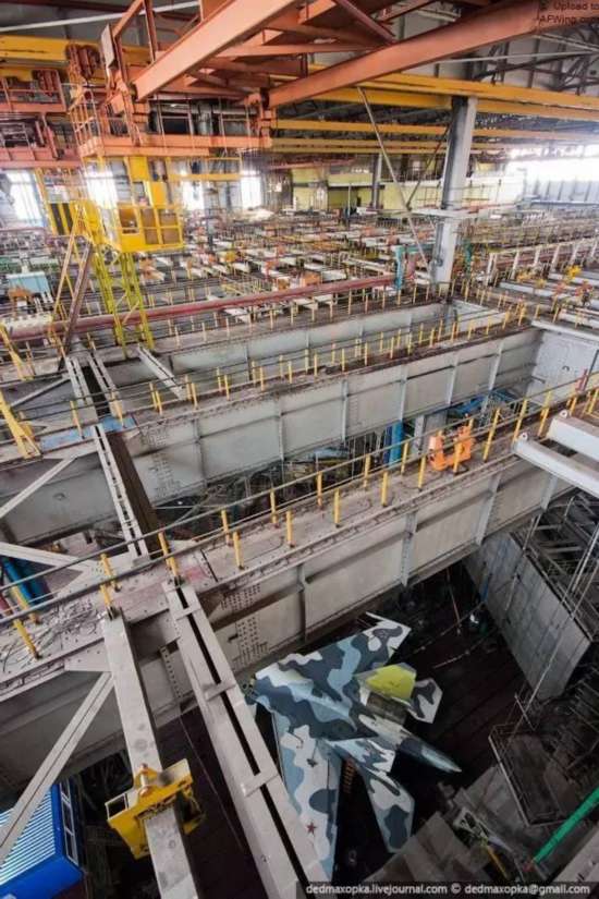 测试设施顶部的加强梁.