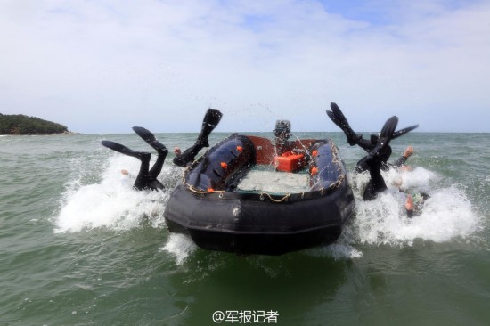 海军陆战队两栖蛙人潜入水中.