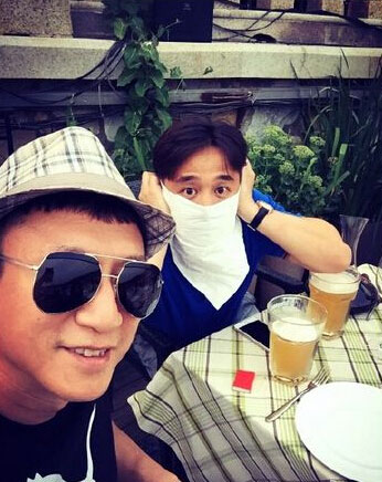 孙红雷与黄磊调皮"比帅" 网友:你帅他萌(图)