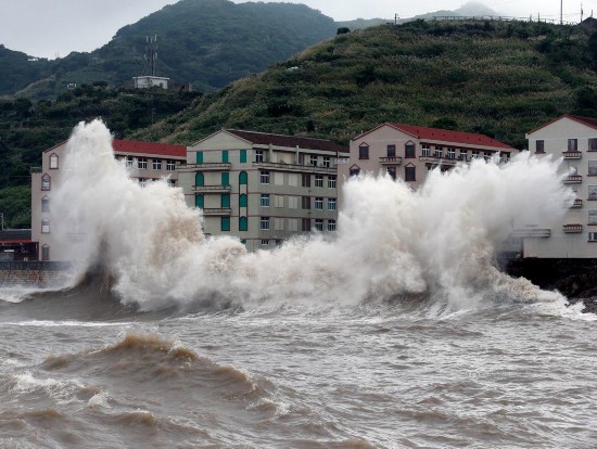 台风"灿鸿"直扑浙南 温岭掀20米高大浪(高清组图)
