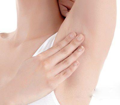 3,放松聚集的淋巴肌肉将胳膊向后伸展,刺激腋下凸起部位的后方肌肉.