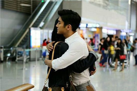 崔始源与刘雯恋情正酣频秀爱 韩服婚礼照提前曝光