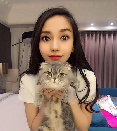 baby晒与爱猫合照 眼神闪烁秒变"喵星人"