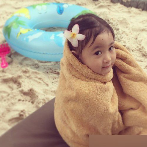 李小鹏生日全家福曝光 奥莉穿彩虹裙甜笑