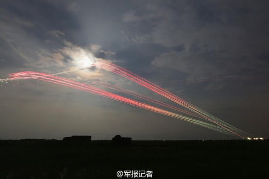 组图解放军火箭炮夜间上演万箭齐发2