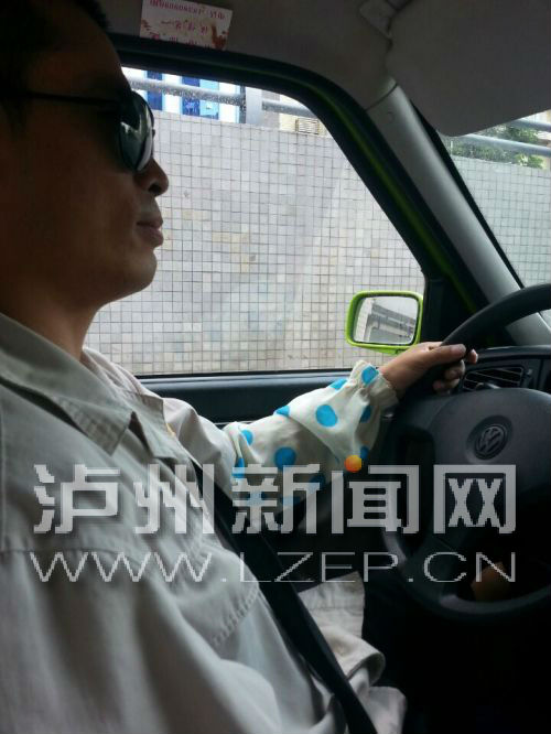 的哥戴着袖套防晒