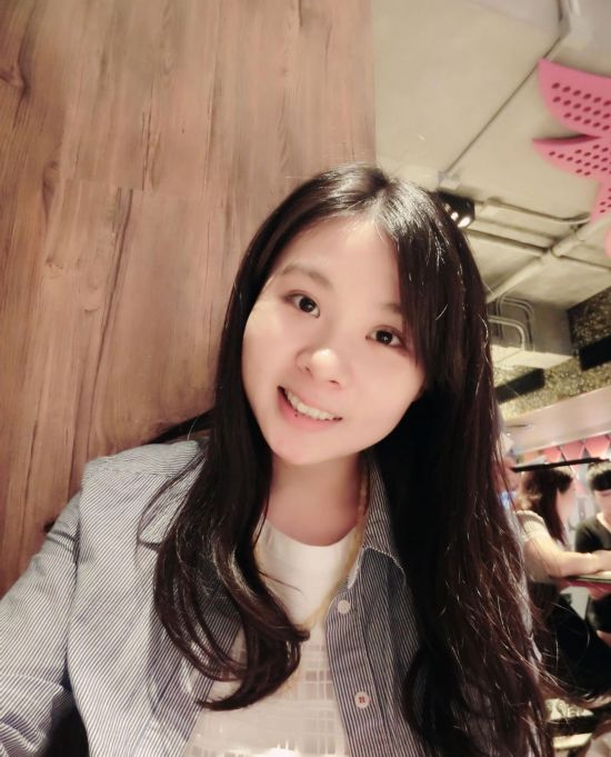 艺体小美女淋雨嘟嘴秀委屈 清纯无敌网友怜惜--福建频道--人民网