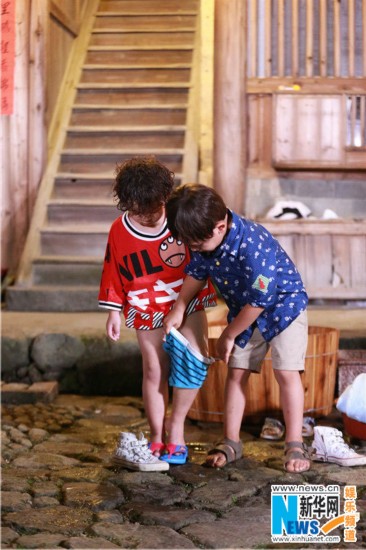 《爸爸去哪儿3》第三期预告:诺一康康帮轩轩穿衣 超有爱(组图)