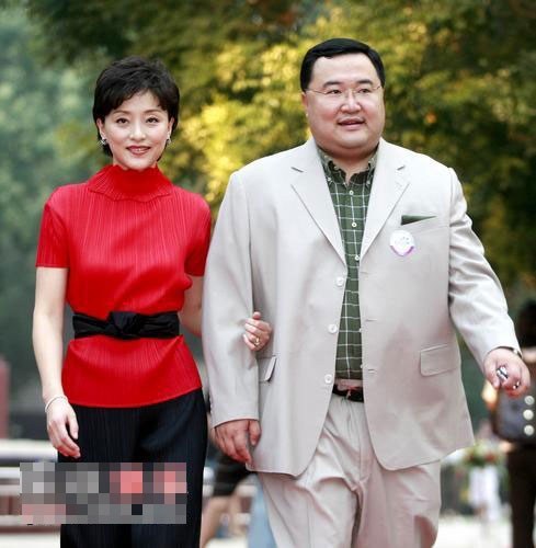 王朔曾在凤凰卫视锵锵三人行节目里说杨澜错嫁了一个骗子老公