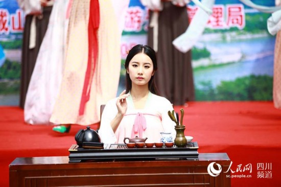 擅长茶艺的“刘亦菲“