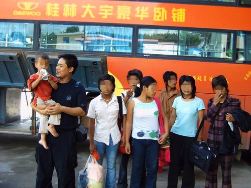 李锋强一路艰辛地带著被拐卖妇女回到云南.图片来源:云南文明网