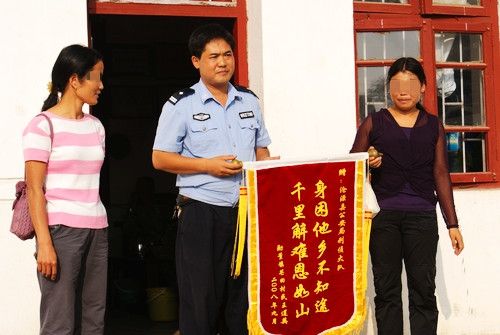 被解救的妇女给李锋强送锦旗.图片来源:云南文明网