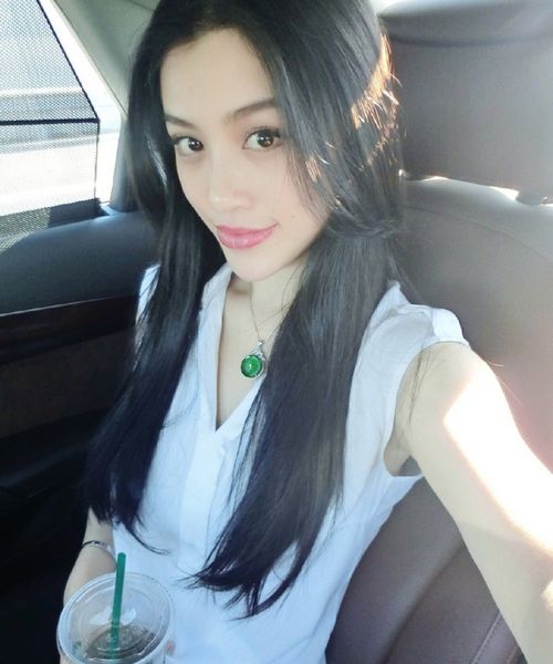 重庆视窗 文娱   2013年,爱戴晒出参加朋友婚礼的照片,并配上英文句子