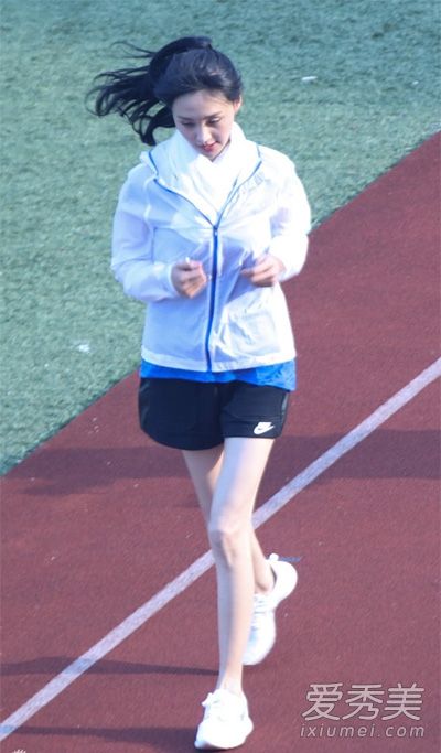 郑爽操场拍新片 青春阳光运动气息十足 【1】【2】【3】