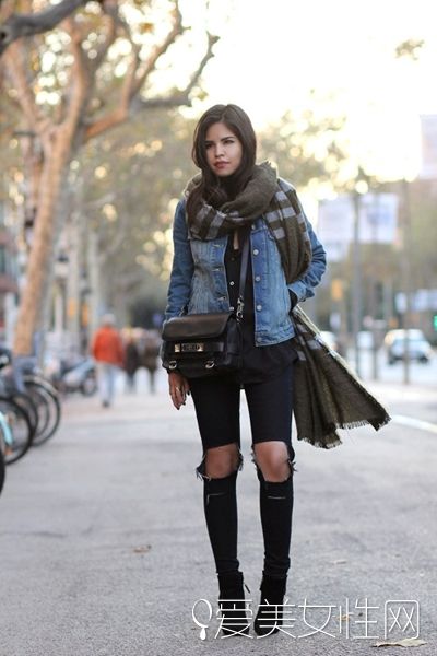 【look 1】牛仔夹克在冬天也是必备的单品,下身搭配破洞长裤和短靴,整