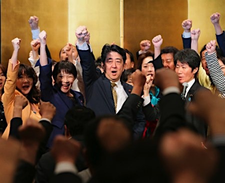 安倍与支持者高呼口号.