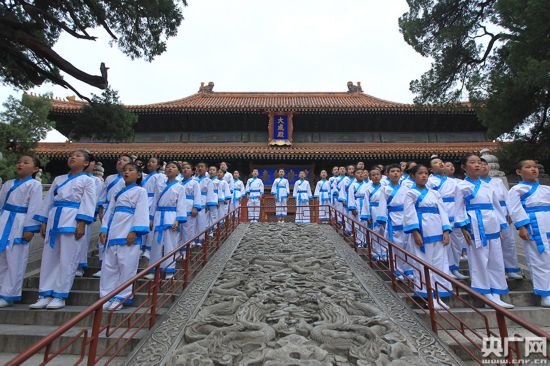 据介绍，在本届国学文化节上，自9月9日到28日，主办方将连续推出大成礼乐古典乐舞高校巡演、“风雅颂” 2015辟雍诗歌音乐会、国子监大讲堂之道德讲堂、第三届全国教育家成长高端论坛、“大美寻源，薪火相传” ——2015年国学文化节书画作品展、“书香东城”全民阅读平台国学专题、非遗展览等多项活动。图为北京史家小学分校学生集体朗诵《弟子规》。