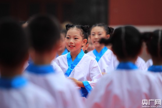 图为北京史家小学分校学生集体朗诵《弟子规》。