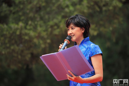 图为演员朱琳朗诵《四季读书歌》。
