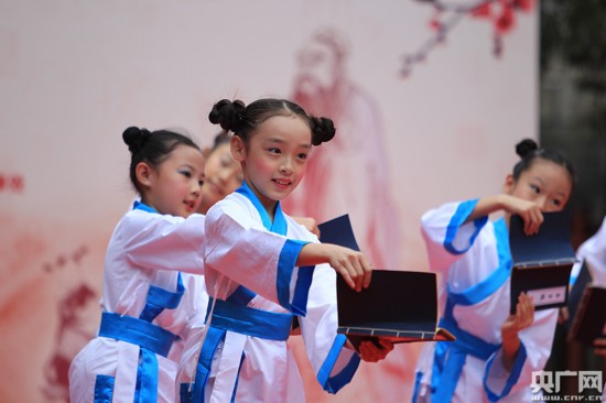 图为北京史家小学分校学生集体朗诵《弟子规》。