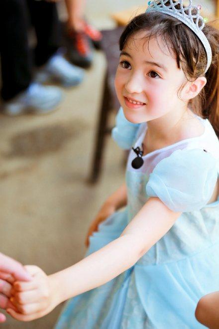 爸爸去哪儿第三季王宝强带女儿亮相 诺一夏天摘辣椒