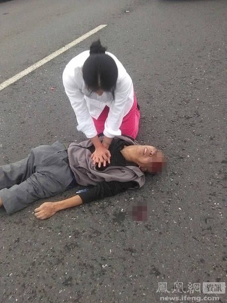 老人车祸受伤倒地 路过女司机下车施救