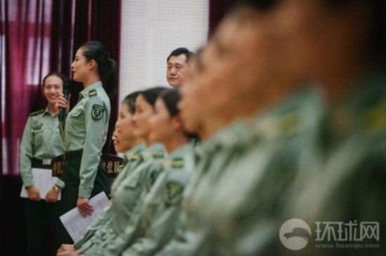 三军仪仗队退役女兵遭企业疯抢 面容俊美