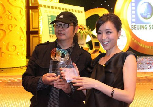 张静初恋情曝光!与男友家门口甜蜜亲吻(图)