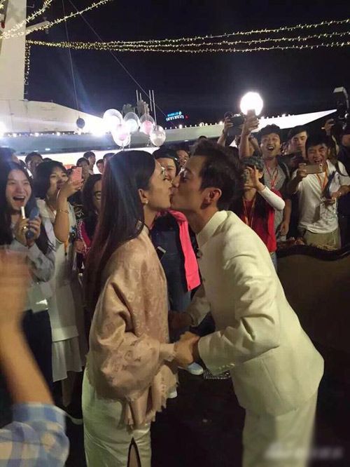 何炅赵丽颖激吻看傻路人 手机狂拍场面堪比求婚