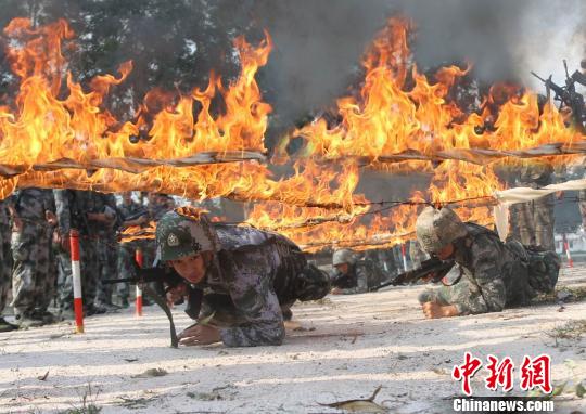 南京军区纪念"红色尖刀连"命名50周年大会举行