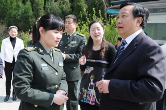2010年时任二炮后勤部卫生部处长的许道江上校夫妇一行在县长