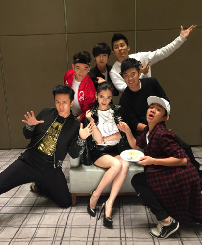 跑男团成员合体齐搞怪 baby穿着性感变女王