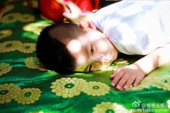 爸爸去哪儿第三季康康守护夏天暖哭网友获夏天爸妈狂赞 康夏cp回顾