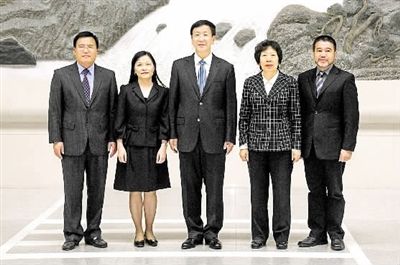 曹建明会见香港廉政公署副专员李宝兰