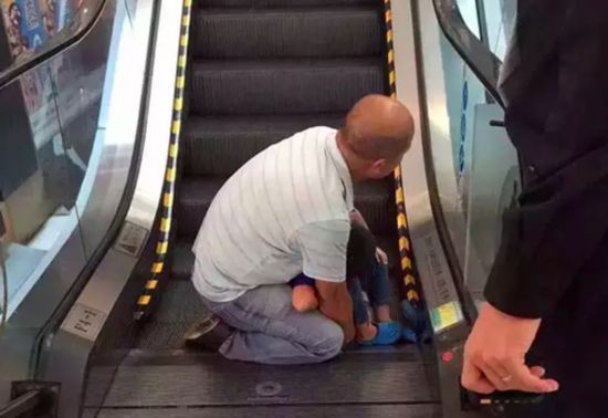 美男孩被扶梯夹伤致残吃人电梯谁来负责