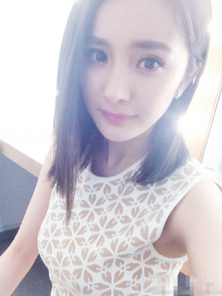 杨幂微笑自拍(4 /6张)