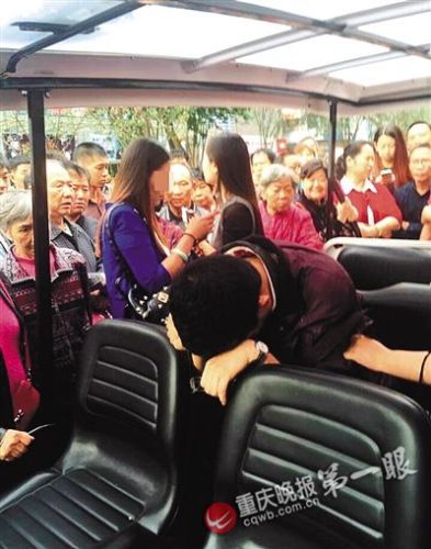 男子偷拍美女裙底被抓 自称患病控制不住(图)