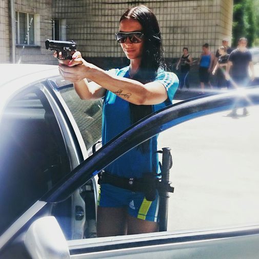 组图:出得厅堂打得"流氓" 乌克兰女警官蹿红网络