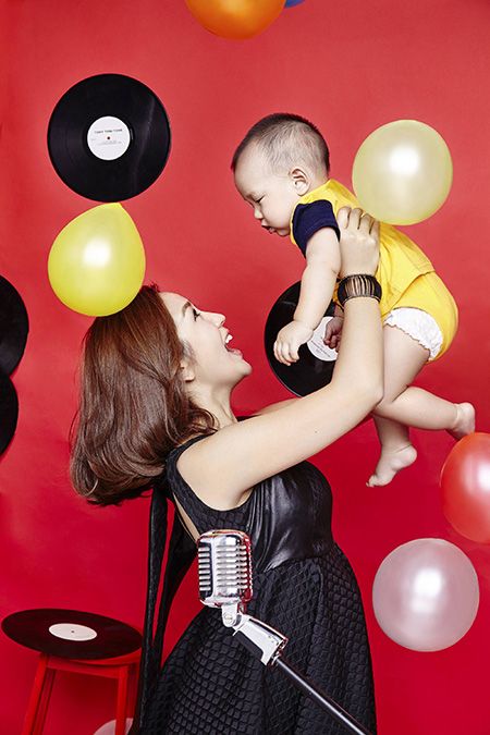 何洁怀二胎巨肚巨胸"三球"抢眼 儿子七宝萌态可掬