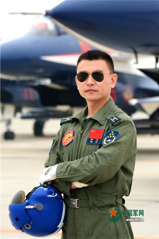 组图冲上云霄八一飞行表演队飞行员帅气定妆照19
