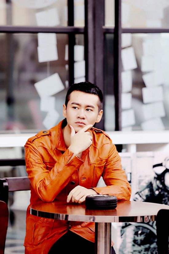 徐子崴"单身狗"写真出炉 粉笔画"范冰冰"作伴