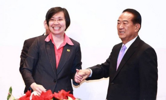 宋楚瑜同"民国党"女主席搭档竞选 被指赚到"嫁妆"