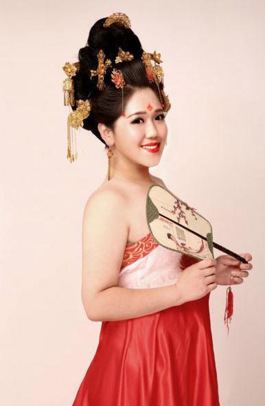 最美女胖子一夜爆红 五官精致身壮如牛(组图)