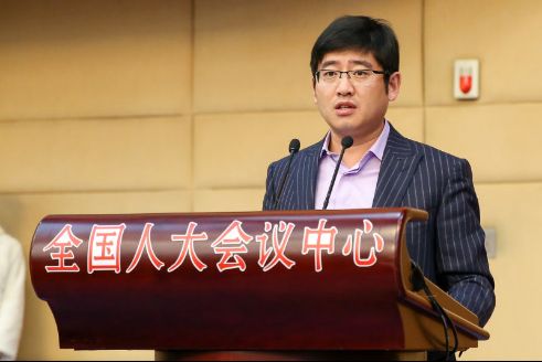 芝麻开花居民服务有限公司董事局主席安志成发言安志成与记者交流时