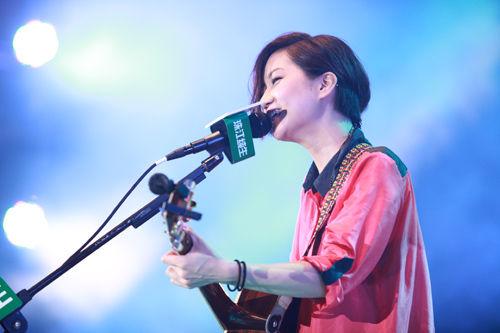 香港女歌手卢凯彤演唱会剃平头 2年前患上躁郁症