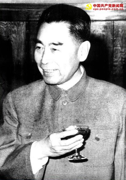珍贵瞬间:毛泽东周恩来等中央领导人祝酒照片